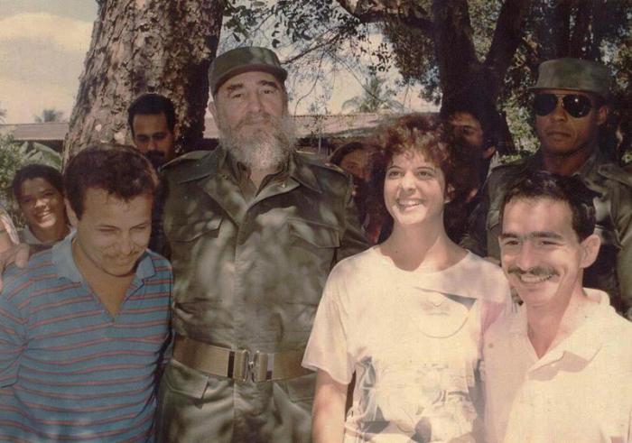 Ana Caridad, a la izquierda de Fidel.