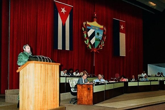 Fidel pronuncia palabras en la Clausura del X Período Ordinario de Sesiones de la III Legislatura de la Asamblea Nacional del Poder Popular, el 27 de diciembre de 1991.