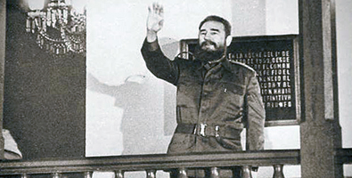El líder de la Revolución en el histórico Ayuntamiento de Santiago de Cuba, en su balcón, en 1984. Foto: Bohemia