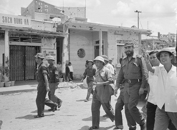 Fidel Castro visita la ciudad de Dong Ha devastada por la guerra, que luego sería reconstruida. Foto: VNA.