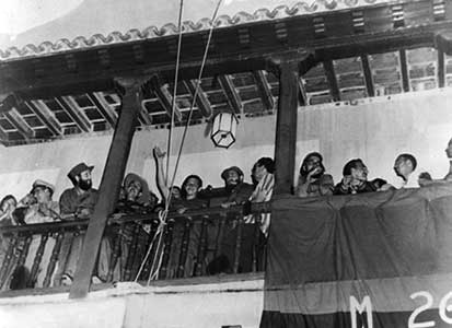 Fidel, Raúl y otros dirigentes, en el Ayuntamiento de Santiago de Cuba. Esta vez los mambises sí entraron a la heroica ciudad. (Foto: Autor no identificado)