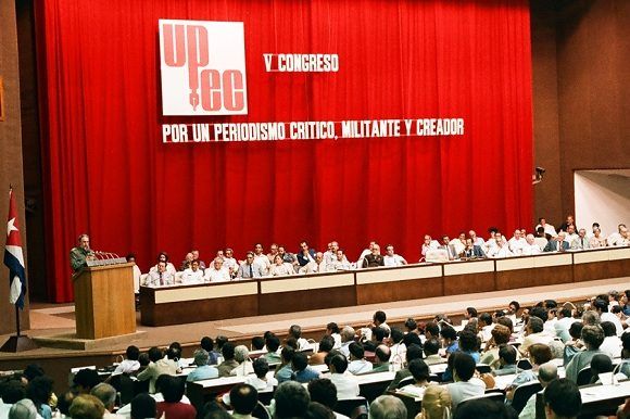 Fidel Castro pronuncia discurso en el Quinto Congreso de la Unión de Periodistas de Cuba, que se efectuó en el Palacio de Convenciones los días 24,25 y 26 de octubre de 1986. Foto: Estudios Revolución / Sitio Fidel Soldado de las Ideas.