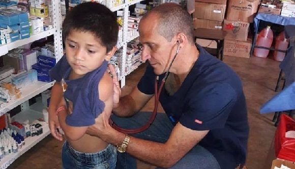 Médicos cubano en Escuintla, Guatemala continúan en la lucha por la vida luego de los desastres producidos por el Volcán de Fuego. Foto: Embaja de Cuba en Guatemala.