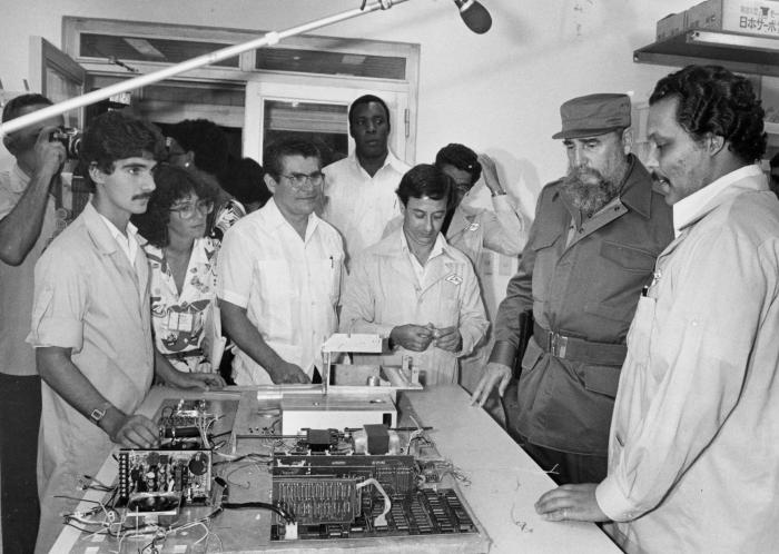 Fidel durante una de sus visitas al Centro de Inmunología Molecular. Foto: Jorge Oller
