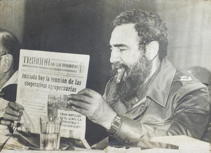 Fidel Castro leyendo el periódico Tribuna de La Habana. Foto: Tribuna de La Habana