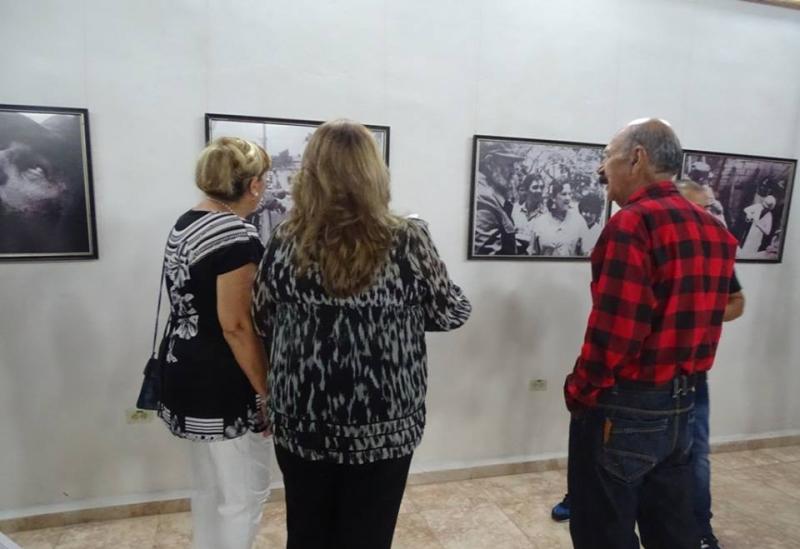 Las máximas autoridades del Partido y el Gobierno en Sancti Spíritus estuvieron presentes en la inauguración de la exposición. (Foto: Cultura espirituana)