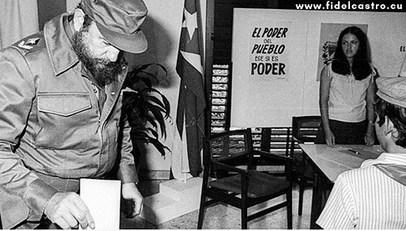 Fidel ejerce el voto en las elecciones de delegados del Poder Popular, en el municipio Plaza, el 11 de octubre de 1981. Foto: Prensa Latina.