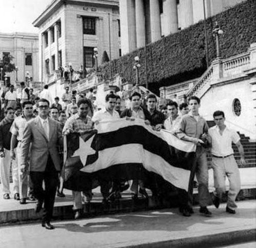 José Antonio Echeverría (centro), Juan Pedro Carbó y otros compañeros en una manifestación contra la tiranía de Fulgencio Batista. Foto: Archivo 