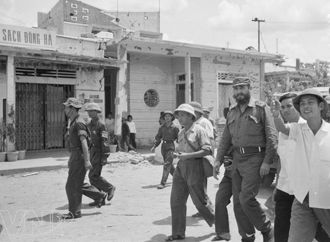 En Vietnam del Sur, Fidel recorre las calles de la sureña localidad liberada de Vinh Linh