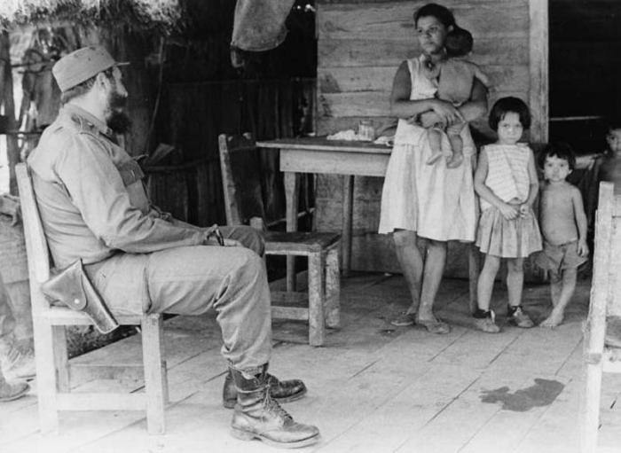 Para el Comandante en Jefe, una de las primeras tareas de la Revolución sería darle dignidad a los campesinos cubanos, llevar salud y educación hasta los lugares más inhóspitos, y poner la tierra en las manos de los que la trabajaban Foto: Korda, Alberto