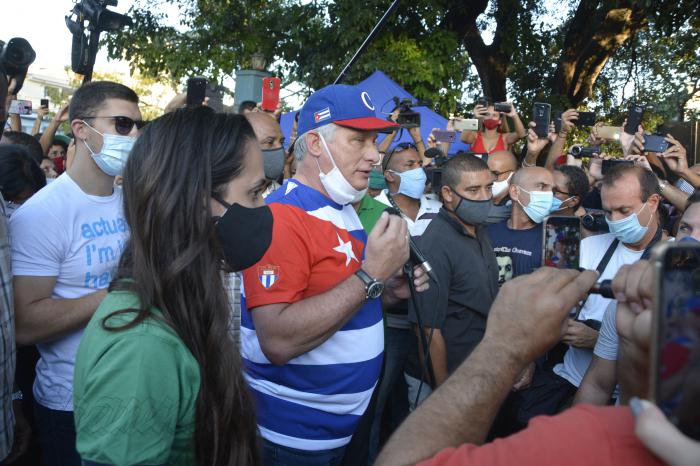 Tángana nel parco Trillo in Centro Habana. Miguel Díaz-Cane Bermúdez, presidente di Cuba. El Presidente Miguel Díaz-Canel Bermúdez ratificó que en Cuba hay espacio de diálogo para todo lo que sea por el socialismo, para todo lo que sea por la Revolución. Foto:Juvenal Balán