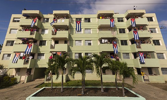 En su cuarto día de peregrinaje, los restos mortales de Fidel viajaron desde Bayamo hasta Santiago de Cuba. 3 de diciembre de 2016. Foto: Irene Pérez/ Cubadebate.