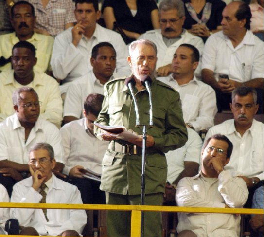 Fidel habla en el Acto de creación del Contingente Henry Reeve y Graduación de Médicos en la Ciudad Deportiva, 19 de septiembre de 2005. Foto: EFE / Archivo