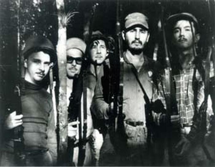 De izquierda a derecha, Frank País, Faustino Pérez, Raúl Castro, Fidel Castro y Armando Hart, en una reunión del Movimiento 26 de Julio en la Sierra Maestra.