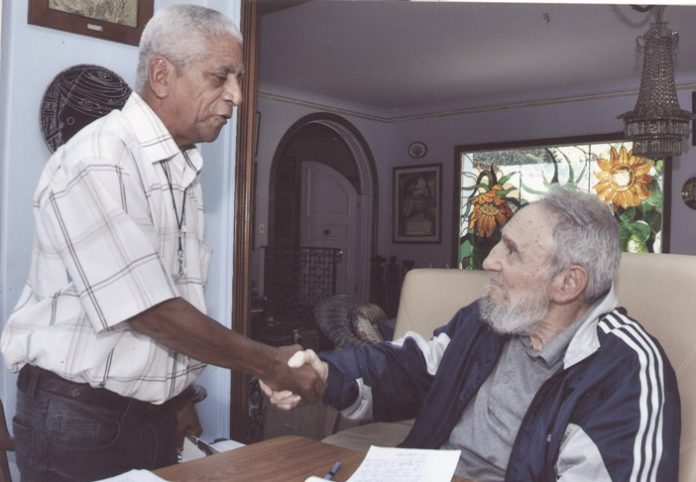 Julio L. Jova Ramírez junto a Fidel