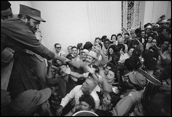 Fidel saluda a los habaneros a su llegada a La Habana. Foto: Glinn, Burt.