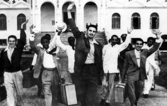 El 15 de mayo de 1955 salieron en libertad por amnistía del reclusorio nacional de Isla de Pinos, Fidel Castro y sus compañeros asaltantes a los cuarteles Moncada y Carlos Manuel de Céspedes en 1953. Menos de un mes después, el joven líder fundó en La Habana el Movimiento 26 de Julio