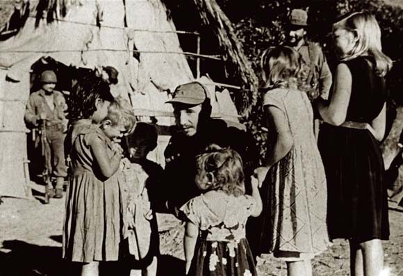 Fidel tuvo una vida dedicada a pensar en los niños, y la historia es testigo. Foto: Archivo.