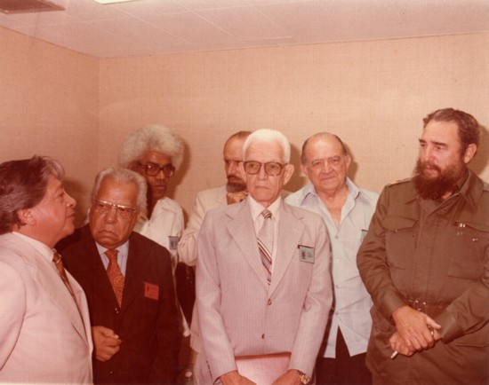 Fidel Castro junto a intelectuales