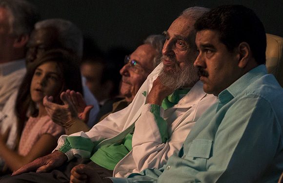Fidel junto a su hermano Raúl y Nicolás Maduro en la gala de celebración de su 90 cumpleaños. Foto: Ismael Francisco/ Cubadebate