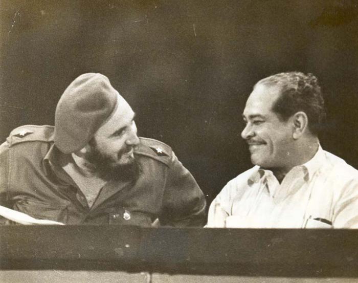 Blas Roca Calderío con Fidel, en un acto efectuado en 1961. Foto: Archivo