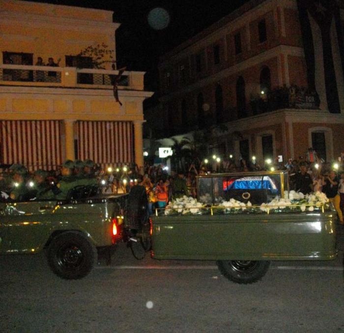 Momentos en el que el cortejo fúnebre pasaba por el parque Martí, de Cienfuegos. Foto: del autor