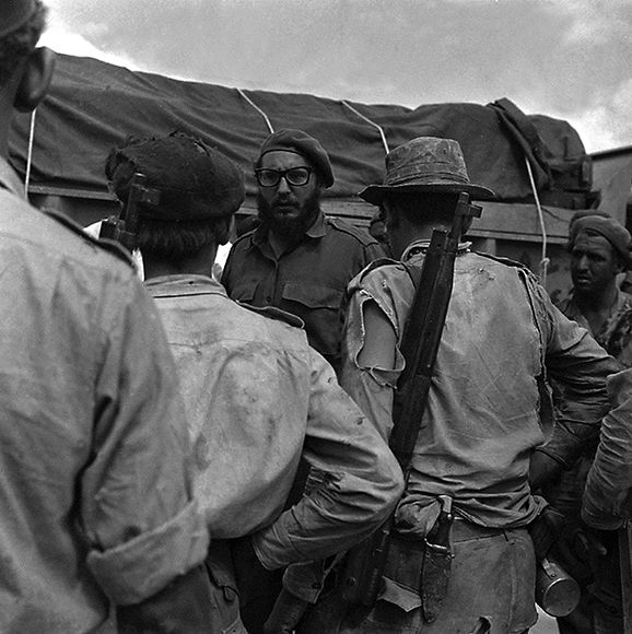 El líder Fidel Castro dialoga con los milicianos durante la invasión a Playa Girón, 17 de abril de 1961