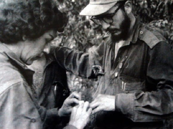 Fidel y Celia en la Sierra Maestra. Foto: Granma.