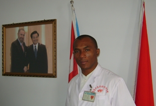 Adalberto Sotolongo Castillo es especialista en Medicina General Integral y director de dicha institución. Desde marzo de 2008 permanece en China.
