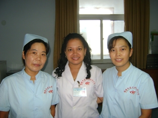 Mabel Torriente, al centro, acompañada de dos colegas procedentes de la provincia China de Henan