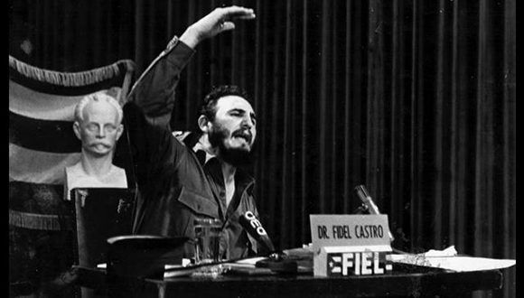 Comparecencia ante el Frente Independiente de Emisoras Libres (FIEL) para explicar lo relacionado con la Ley 890 sobre la nacionalización de la banca y empresas, 15 de octubre de 1960/ Fidel Soldado de las Ideas