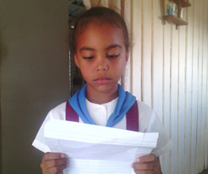 Daniela lee carta que Fidel Castro le firmo