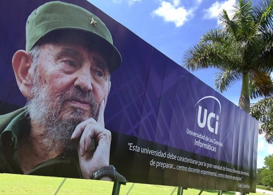 La valla que identifica a la Universidad de las Ciencias Informáticas, exhibe el concepto de Fidel del modelo de la UCI