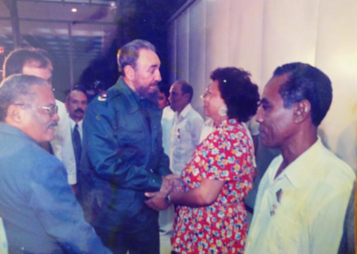 Fidel dialoga con Enma en 1998. Foto: Cortesía de la entrevistada