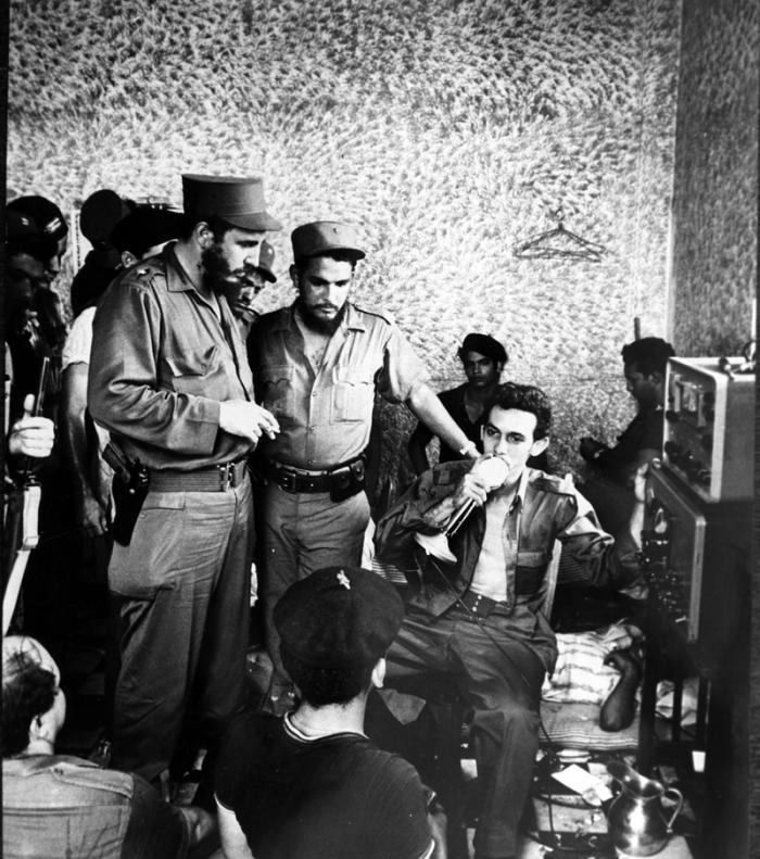 Fidel dándole instrucciones al radista en el aeropuerto de Trinidad en plena conspiracion Trujillista. Foto: Archivo