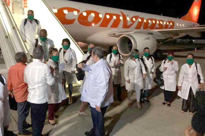 Ralph Gonsalves recibe a Brigada de médicos cubanos. Foto: Tomada de Internet