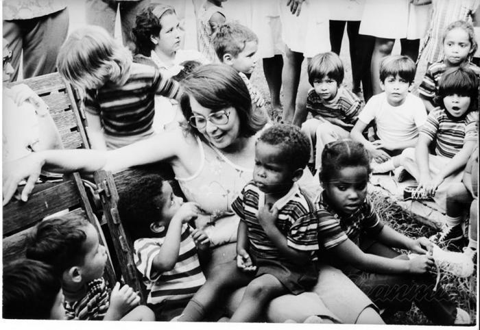 Vilma Espín spricht mit den gerade geretteten Kindern, um sie zu beruhigen, nachdem sie schreckliche und quälende Momente im schwelenden Kindergarten durchgemacht hatten. PFoto: Granma-Archiv