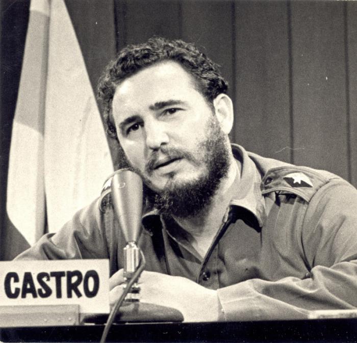 Fidel comparece en la televisión cubana para informar al pueblo.