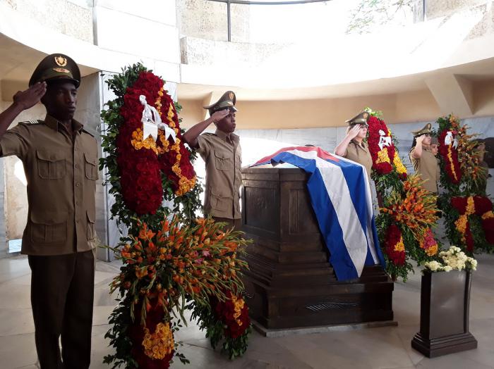 Ofrendas florales de Raúl, Díaz-Canel, los Consejos de Estado y de Ministros y del pueblo de Cuba, rindieron tributo a Martí. Foto: Eduardo Palomares 