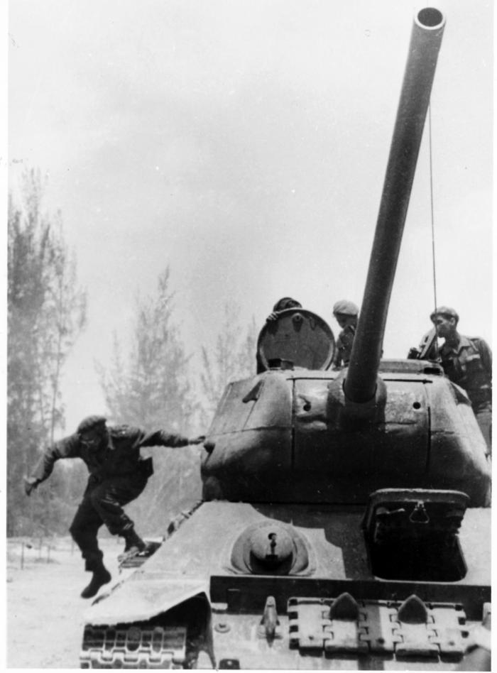 Fidel che scende dal carro armato T-34 nell’invasione di Playa Girón. Aprile del 1961. Foto: Tirso Martínez