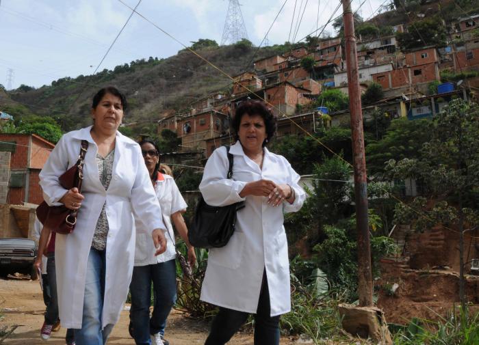 Más de 20 000 colaboradores cubanos permanecen en Venezuela luchando por la vida y el bienestar de ese pueblo hermano, el 61 % de ellos son mujeres. Foto: Omara García