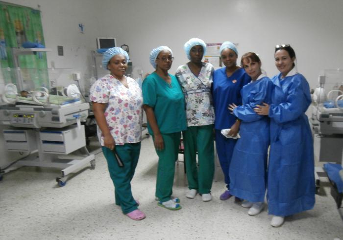 Doctoras y enfermeras cubanas en el hospital Rafael Osío de Cúa de Venezuela. Foto: Enrique Milanés León