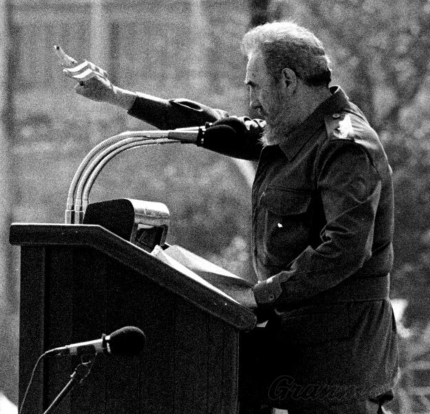 Fidel expresó con firmeza inolvidable que Revolución es, entre otras cosas, «desafiar poderosas fuerzas dominantes dentro y fuera del ámbito social y nacional» y «no mentir jamás ni violar principios éticos». Foto: Juvenal Balán
