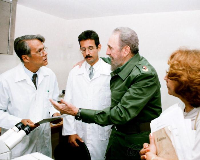 Fidel at the National Center of Medical Genetics, with Dr. Juan C. Dupuy Núñez, founding coordinator of the Henry Reeve International Medical Contingent Specialized in Disasters and Serious Epidemics. Photo: Photo: Granma Archives