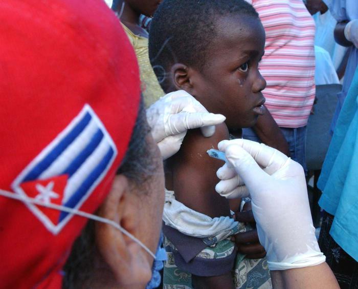 Antes de que llegara la COVID-19, más de 28 000 médicos cubanos colaboraban en 59 países. Otras 26 brigadas se sumaron luego, para ayudar a enfrentar la enfermedad. Foto: Juvenal Balán 