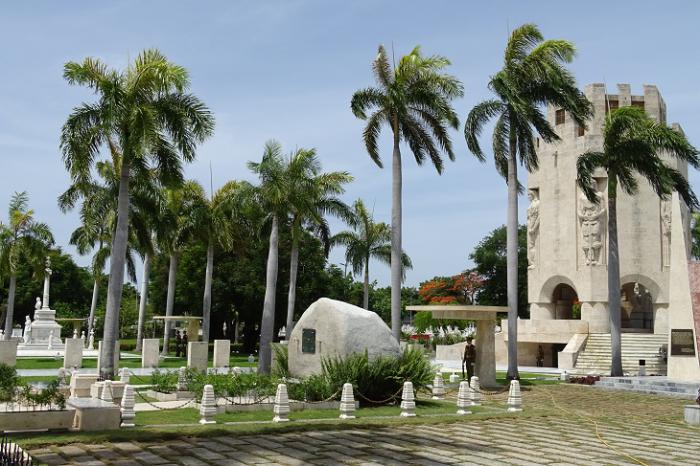 Approfittando della sospensione dovuta alla COVID-19, delle visite al camposanto, è stato deciso d’iniziare un mantenimento speciale di questa linea frontale del cimitero patrimoniale Santa Ifigenia. Photo: Eduardo Palomares