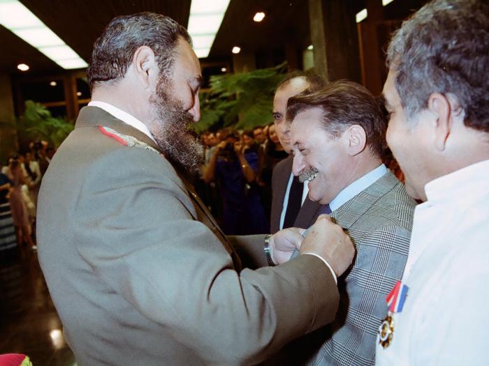 Fidel impone a Benedetti la Orden Félix Varela de Primer Grado, en 1982. Foto: Jorge Oller