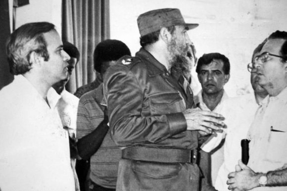 Al inaugurar la Facultad de Ciencias Médicas, Fidel se interesó por el desarrollo de investigaciones científicas en ese centro. Foto: Garal