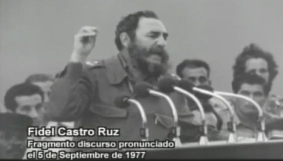 El Comandante en Jefe, Fidel Castro Ruz, conmemora en Cienfuegos el 20 aniversario de la gesta revolucionaria el 5 de septiembre de 1977. Foto: Captura de discurso grabado por Santiago Álvarez