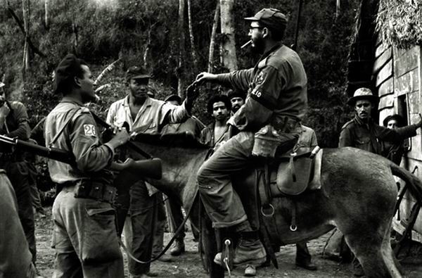 Fidel Castro En uno de sus recorridos habituales por el territorio montañoso de la Sierra Maestra en 1957